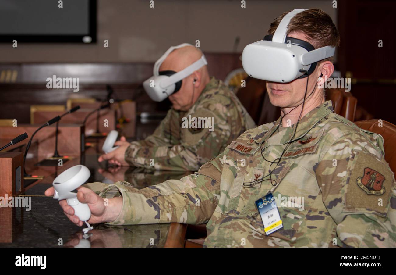 Mitglieder des Militärs nehmen an einem Virtual-Reality-Training zur Selbstmordprävention während der Phoenix Rally am MacDill Air Force Base, Florida, 29. März 2022 Teil. Das Air Mobility Command (AMC) war das erste Kommando im Verteidigungsministerium, das dieses innovative und immersive Training zur Selbstmordprävention nutzte. Die Spring Phoenix Rally brachte 260 Führer der Total Force Mobility Air Force zusammen, um die Widerstandsfähigkeit der Truppen, die neue Strategie und Prioritäten von AMC und die Zusammenarbeit zu erörtern, um sicherzustellen, dass die Air Force bereit ist, in einem Kampf gegen die Konkurrenz eine schnelle globale Mobilität zu erreichen. Stockfoto