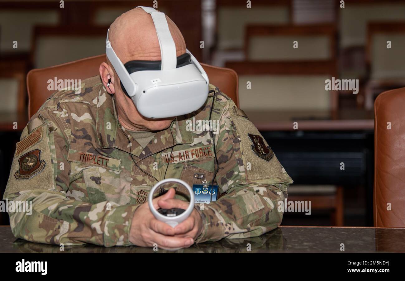 Mitglieder des Militärs nehmen an einem Virtual-Reality-Training zur Selbstmordprävention während der Phoenix Rally am MacDill Air Force Base, Florida, 29. März 2022 Teil. Das Air Mobility Command (AMC) war das erste Kommando im Verteidigungsministerium, das dieses innovative und immersive Training zur Selbstmordprävention nutzte. Die Spring Phoenix Rally brachte 260 Führer der Total Force Mobility Air Force zusammen, um die Widerstandsfähigkeit der Truppen, die neue Strategie und Prioritäten von AMC und die Zusammenarbeit zu erörtern, um sicherzustellen, dass die Air Force bereit ist, in einem Kampf gegen die Konkurrenz eine schnelle globale Mobilität zu erreichen. Stockfoto