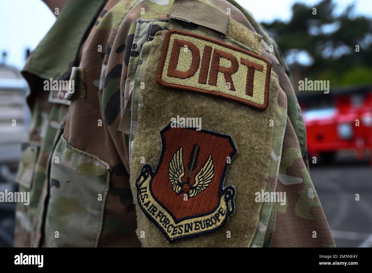 Das 100. Bauingenieurschwadron „Dirt Boyz“ baut Start- und Landebahnen und Flugplätze an abgelegenen Standorten weltweit und unterhält aktive Anlagen in Royal Air Force Mildenhall, England. Neben Bau und Reparatur betreibt Dirt Boyz auch schwere Baumaschinen, um größere Reparaturen am Flugplatz zu unterstützen. Stockfoto