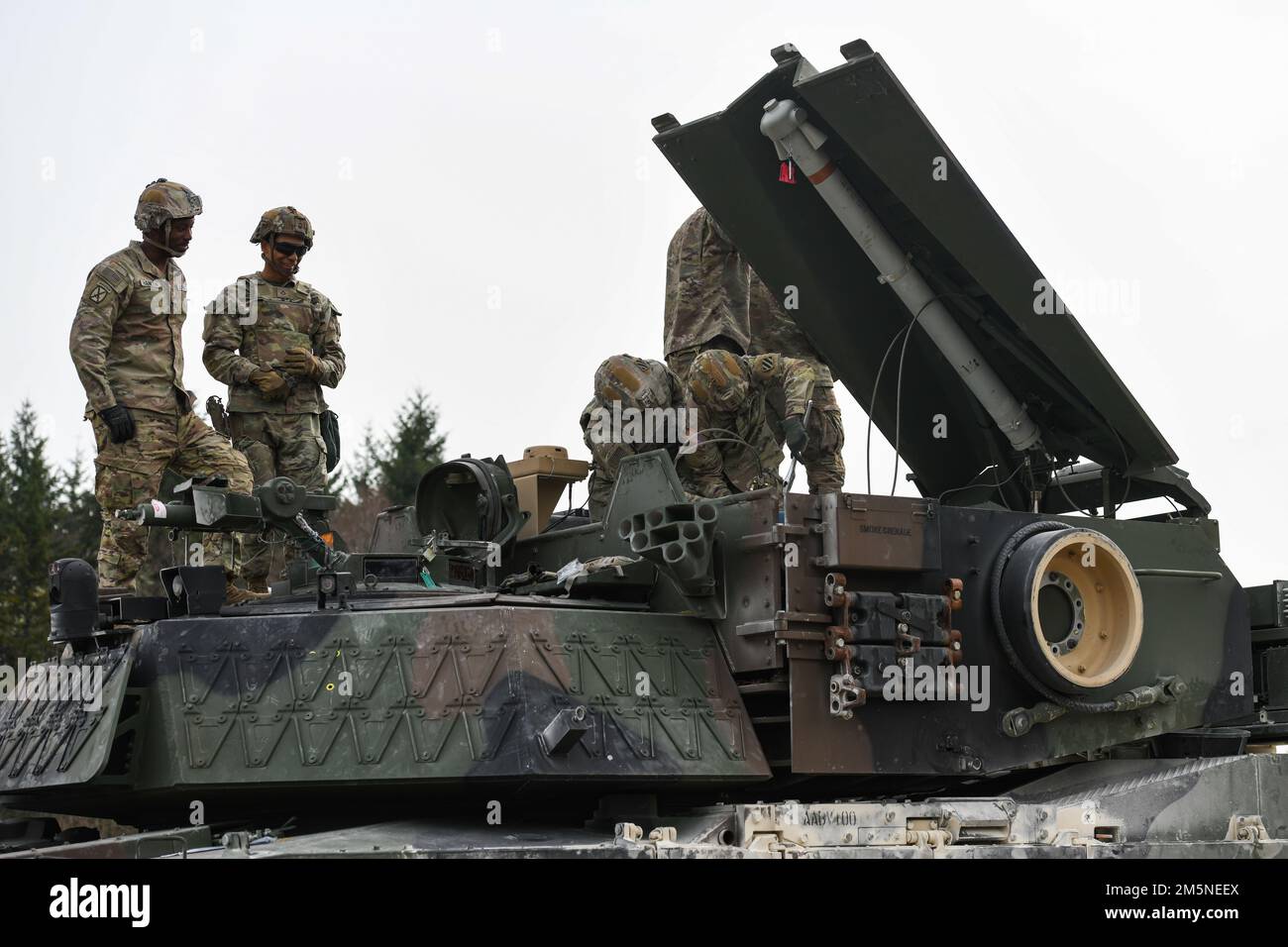 USA Soldaten mit 10. Brigadeingenieurbataillon, 1. Panzerbrigade-Kampfteam, 3. Infanteriedivision bereiten während einer Übung im Ausbildungsgebiet Grafenwoehr des 7. Armeeausbildungskommandos, Deutschland, am 29. März 2022 eine Minenräumung von M58 vor. 1. Panzerbrigade-Kampfteam, 3. Infanterie-Division ist Teil der 1. Infanterie-Division und des V-Korps, Amerikas vorwärtsgerichtetes Korps in Europa, das mit den NATO-Alliierten und regionalen Sicherheitspartnern zusammenarbeitet, um Kampfeinsatzkräfte bereitzustellen, gemeinsame und multinationale Ausbildungsübungen durchführt; Und behält das Kommando und die Kontrolle für sein Ro Stockfoto
