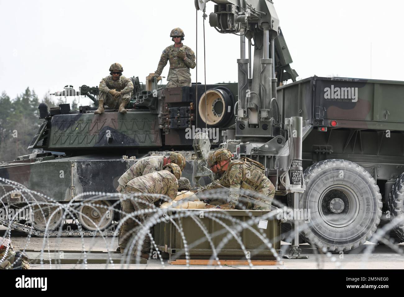 USA Soldaten mit 10. Brigadeingenieurbataillon, 1. Panzerbrigade-Kampfteam, 3. Infanteriedivision bereiten während einer Übung im Ausbildungsgebiet Grafenwoehr des 7. Armeeausbildungskommandos, Deutschland, am 29. März 2022 eine Minenräumung von M58 vor. 1. Panzerbrigade-Kampfteam, 3. Infanterie-Division ist Teil der 1. Infanterie-Division und des V-Korps, Amerikas vorwärtsgerichtetes Korps in Europa, das mit den NATO-Alliierten und regionalen Sicherheitspartnern zusammenarbeitet, um Kampfeinsatzkräfte bereitzustellen, gemeinsame und multinationale Ausbildungsübungen durchführt; Und behält das Kommando und die Kontrolle für sein Ro Stockfoto