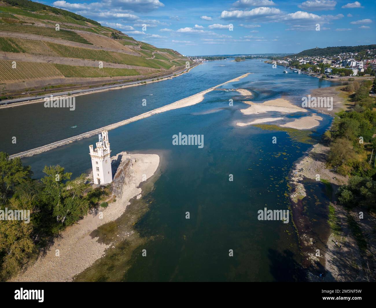 Luftaufnahme mit Rhein und Maeuseturm bei extrem niedrigem Wasserstand im Dürresommer 2022, Bingen am Rhein, Rheinland-Pfalz Stockfoto