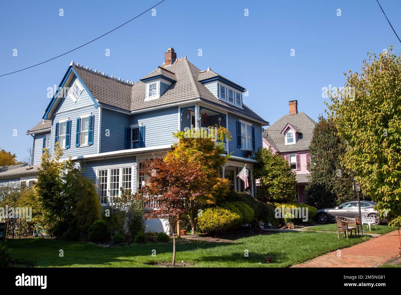 Häuser entlang der Straße in Newtown, Pennsylvania, USA Stockfoto