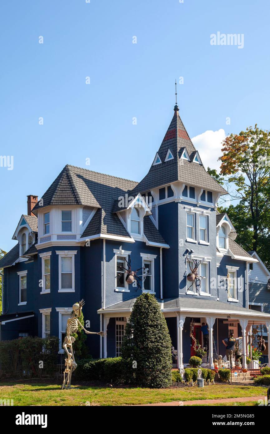 Großes Haus mit Halloween-Dekoration in Newtown, Pennsylvania - USA Stockfoto