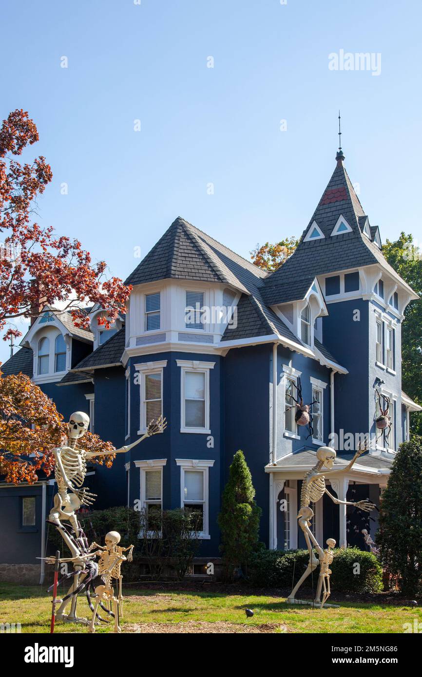 Großes Haus mit Halloween-Dekoration in Newtown, Pennsylvania - USA Stockfoto