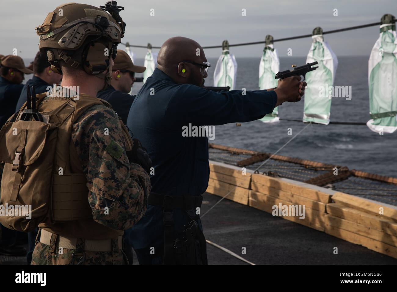 USA Marinekorps CPL. Nathaniel Peters, ein Maschinenschütze bei Echo Company, Bataillon Landing Team 2/6, 22. Marine Expeditionary Unit, trainiert Seeleute während eines Schießstands an Bord eines Amphibienschiffs der San Antonio-Klasse USS Arlington (LPD 24), 29. März 2022. Arlington und 22. Marine Expeditionary Unit sind auf einem geplanten Einsatz unter dem Kommando und der Kontrolle der Task Force 6 1/2 in den USA Sechster Flottenbereich. Stockfoto