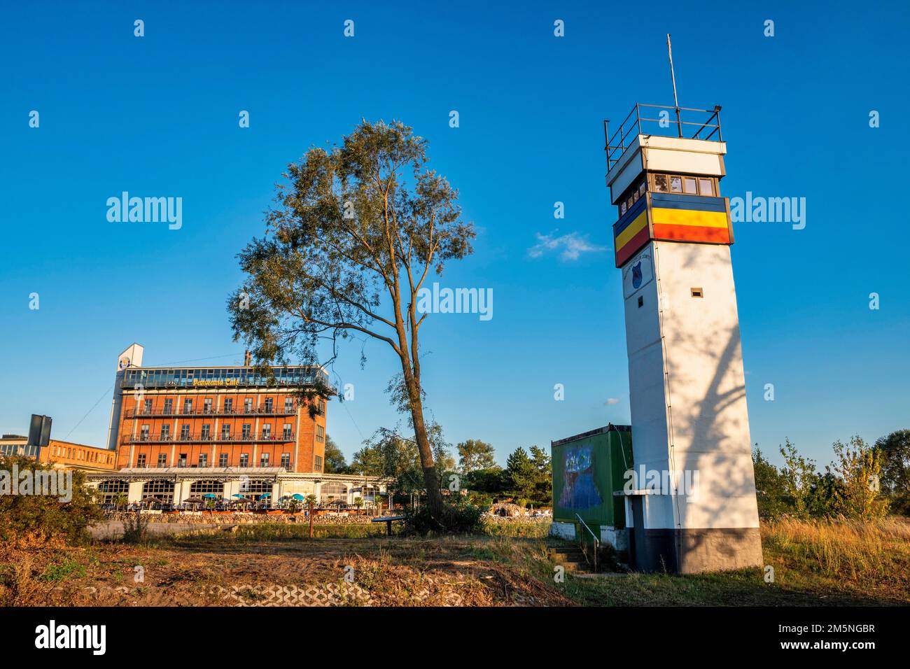 Ehemaliger Aussichtsturm der DDR-Grenztruppen im Hafen von Dömitz, Mecklenburg-Vorpommern, Deutschland, Europa Stockfoto