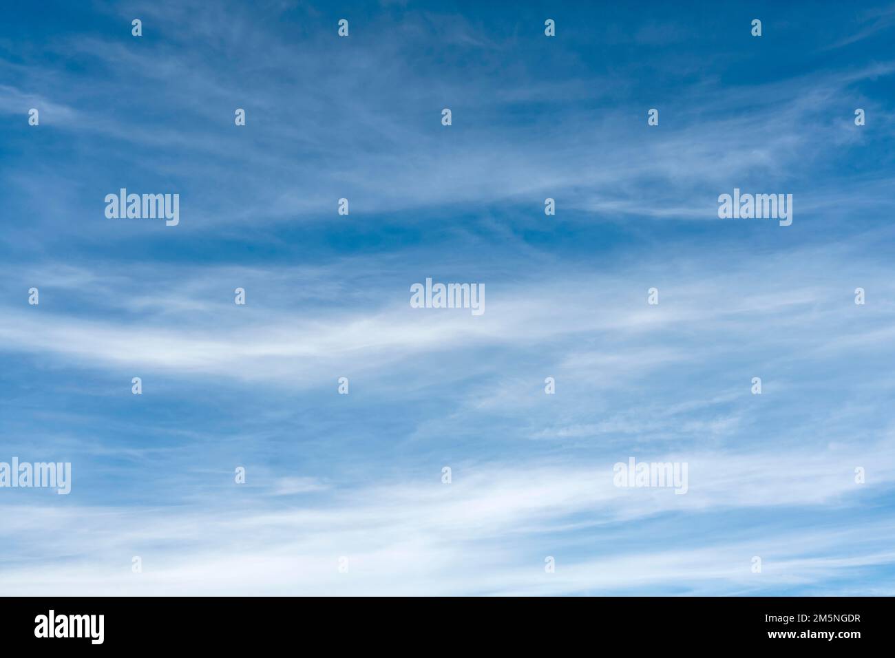 Cirrostratus, Schleierwolken gegen blauen Himmel, Deutschland Stockfoto