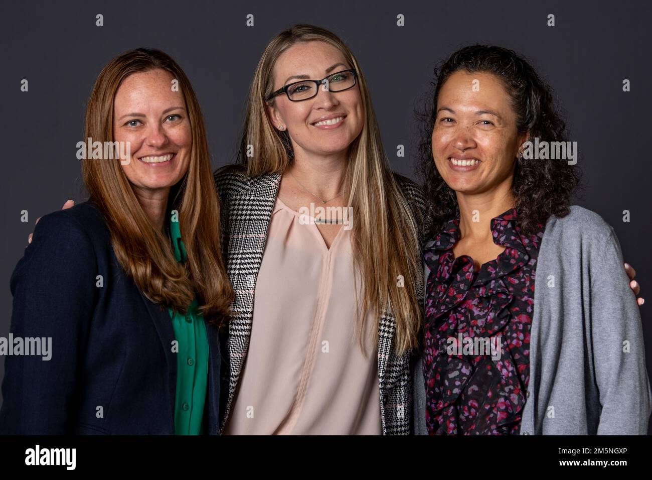 Nicole Shatto, Left, Space Launch Delta 45 Program Management Division Director, Shaunna Lovell, Center, SLD 45 Director of Plans and Programs, und Amber Chang-Armstrong, Right, SLD 45 Deputy of Safety, posieren für ein Foto auf der Patrick Space Force Base, Florida, 29. März 2022. Die drei wurden kürzlich in Führungspositionen befördert. Stockfoto