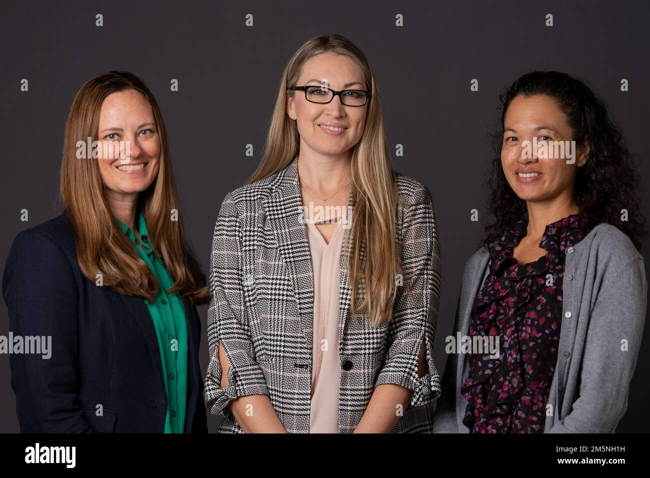 Nicole Shatto, Left, Space Launch Delta 45 Program Management Division Director, Shaunna Lovell, Center, SLD 45 Director of Plans and Programs, und Amber Chang-Armstrong, Right, SLD 45 Deputy of Safety, posieren für ein Foto auf der Patrick Space Force Base, Florida, 29. März 2022. Die drei wurden kürzlich in Führungspositionen befördert. Stockfoto