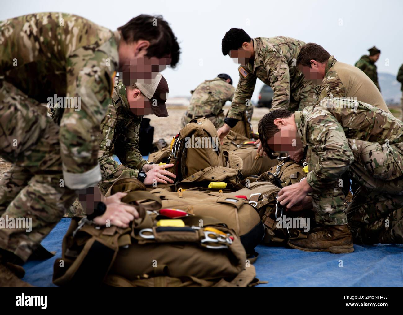 In Vorbereitung auf die Übung Orion, USA 10. Special Forces Group zugeteilte Army Green Berets und beigefügte Navy Sprengstoff Ordnance Disposal-Techniker überprüfen ihre Ausrüstung vor der Flugausbildung in der Abwurfzone nahe Elefsina, Griechenland, 29. März 2022. Übung Orion stärkt Griechenland als Führer der regionalen Spezialeinsatzkräfte, verbessert die Interoperabilität über mehrere Bereiche hinweg und stärkt die Beziehungen zu NATO- und nicht-NATO-Partnern. Im Mittelpunkt der Übung stehen operative Fähigkeiten, internationale Kooperationen und Schulungen für konventionelle und hybride Kriegsführung Stockfoto