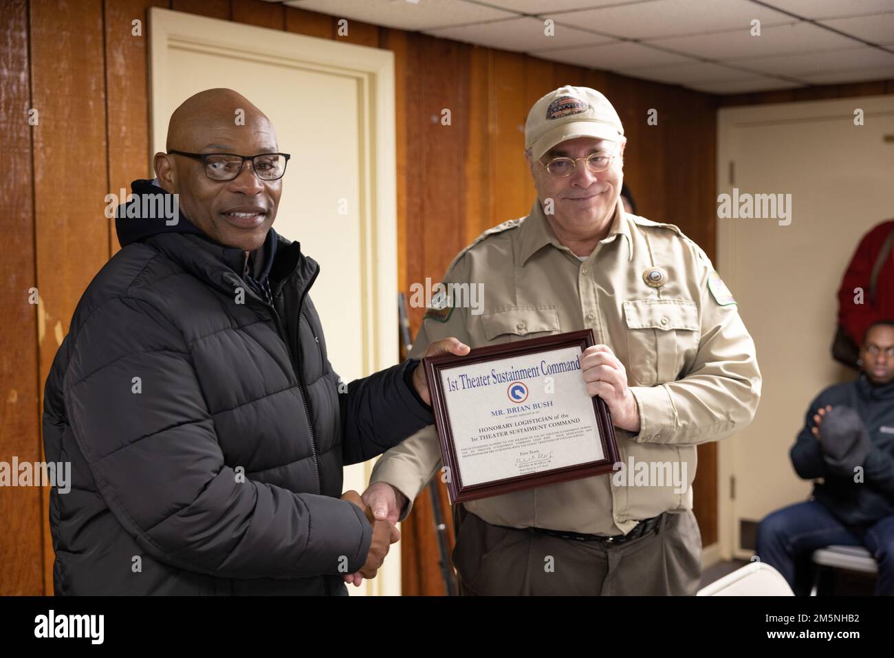 Generalmajor Michel M. Russell Sr., kommandierender General, 1. Theater Sustainment Command, überreicht Bryan Bush, Parkmanager der Perryville Battlefield State Historic Site, ein Dankeszertifikat für seine Unterstützung der TSC-Mitarbeiterfahrt 1. in Perryville, Kentucky, am 29. März 2022. Bush öffnete den Park für die Einheit und diente als Reiseleiter und Historiker für die Schlacht. Stockfoto