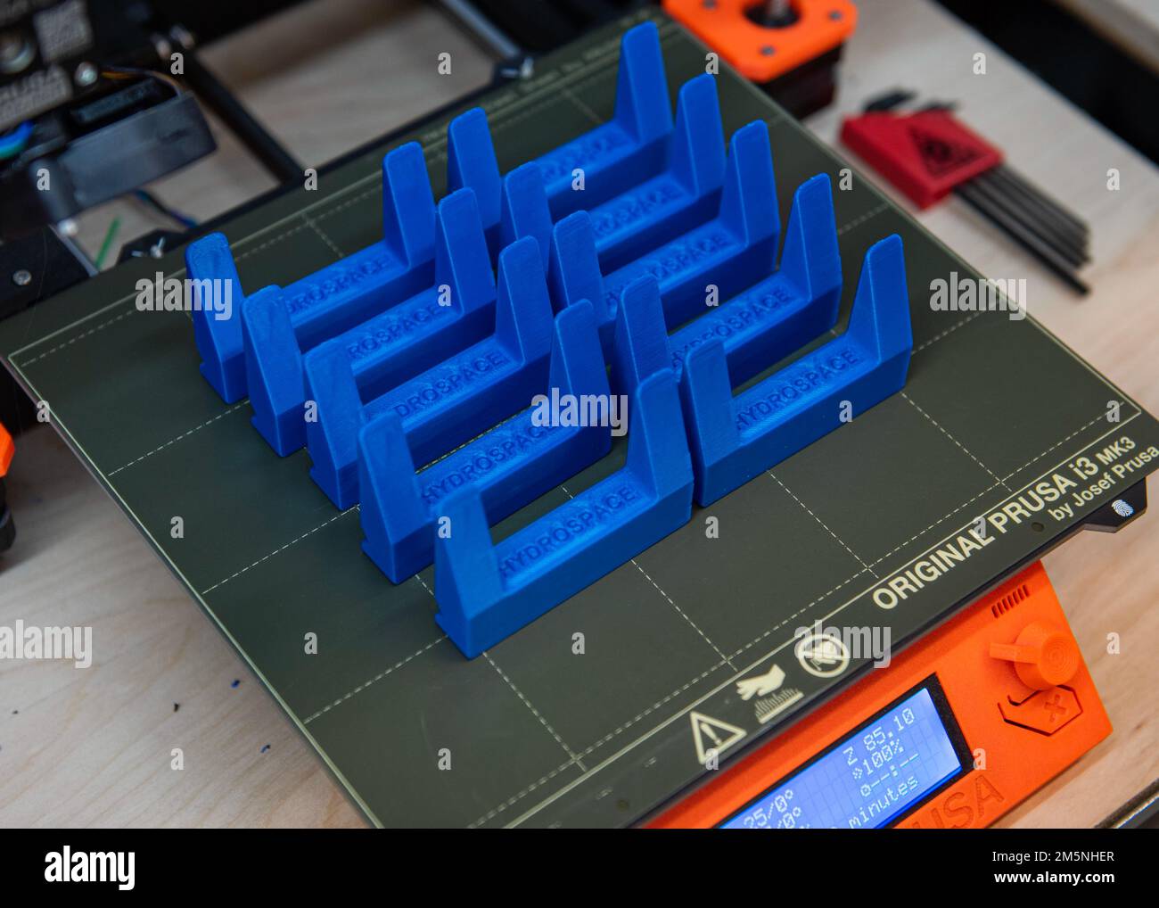 Ein Laptop-Lifter mit 3-Druck (auch bekannt als Tide Riser) steht kurz vor der Fertigstellung. Naval Surface Warfare Center die Codes E15 Hydrospace Laboratory und E42 Additive Manufacturing Lab (AML) der Division Panama City haben gemeinsam an der Entwicklung dieser Lösung gearbeitet, um die Belüftung der neuen Computer der Division zu verbessern und eine Überhitzung durch längere Nutzung zu verhindern. Die mit der zukunftsweisenden Infrarottechnologie (FLIR) erhaltenen Daten haben eine 15-20%-ige Temperatursenkung aus den heißesten Regionen der Laptops gemessen. Stockfoto