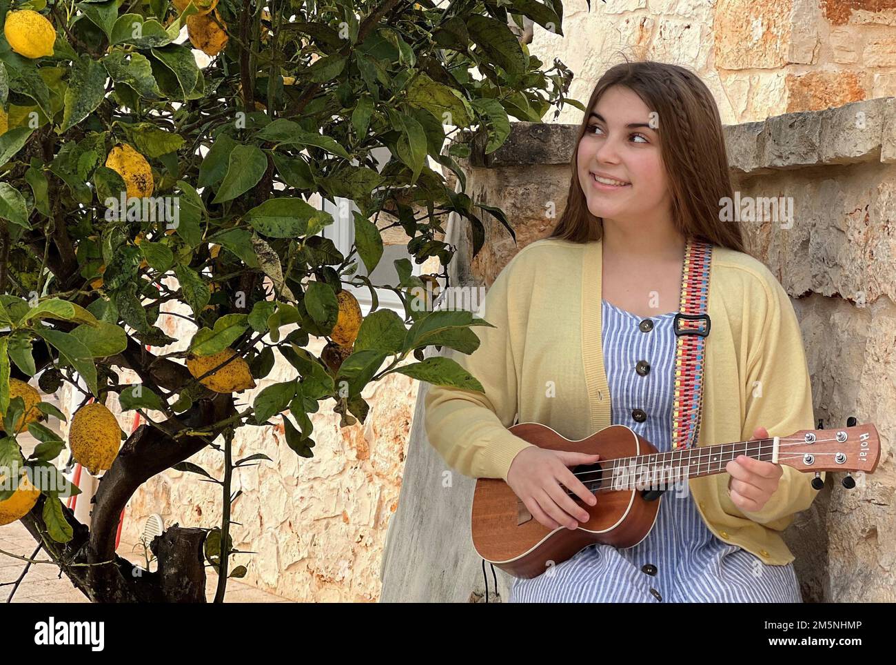 VICENZA, Italien – Lauren Parker, die 11. Klasse, hat sich mit dem Song „Strong“ in die Halbfinalrunde begeben, um im Rahmen der 2022 Boys and Girls Clubs of America National Conference auftreten zu können. Parker hat den Song bei der jährlichen Veranstaltung eingereicht, die Kindern und Jugendlichen im Alter von 6 bis 18 Jahren offen steht. Sie spielt Geige, Gitarre, Ukulele und Klavier und singt auch gern. Stockfoto