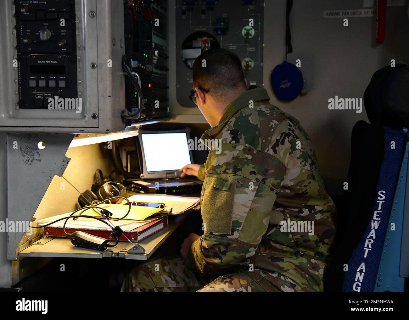 USA Air Force Staff Sergeant Robert Green, ein Lastmeister des 105. Airlift Wing, geht die Checkliste vor dem Flug an Bord eines C-17 Globemaster an der Stewart Air National Guard Base Newburgh, New York, 24. Februar 2022 durch. Stockfoto