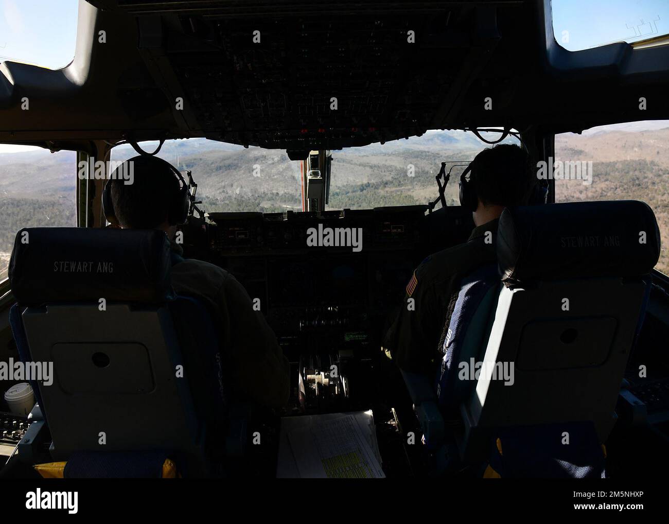 USA Air Force Captain James Pyjas und U.S. Oberstleutnant Charles Sendral, Piloten, die dem 105. Luftschiff zugeteilt sind, fliegen einen C-17 Globemaster während einer Flugübungsübung über Syracuse, New York, 24. Februar 2022. Die Übung wurde in Abstimmung mit dem 174. Attack Wing durchgeführt, um unterschiedliche Ressourcen in der New York Air National Guard zu integrieren. Stockfoto