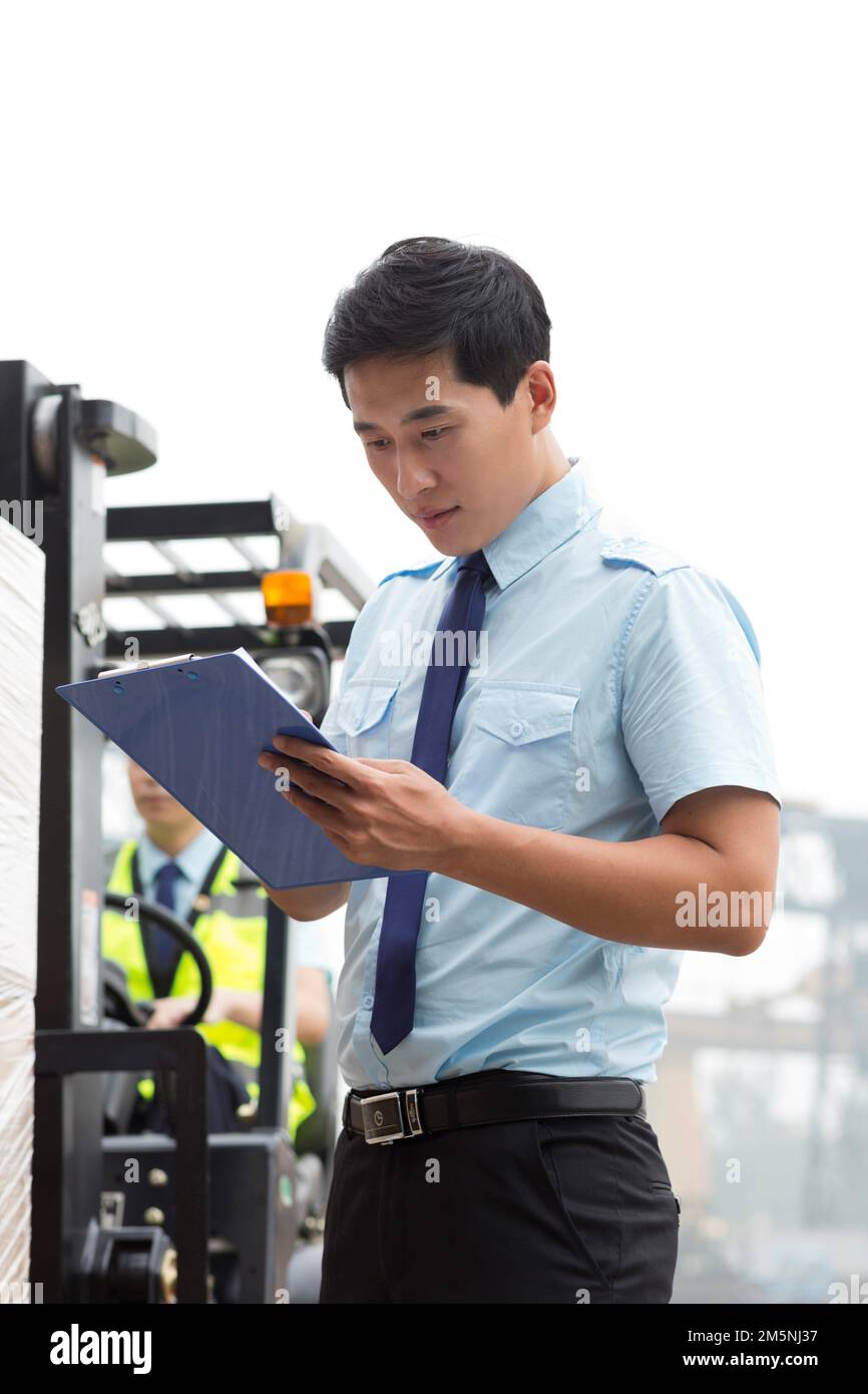 Mitarbeiter der Logistiklagerverwaltung, die die Waren prüfen Stockfoto