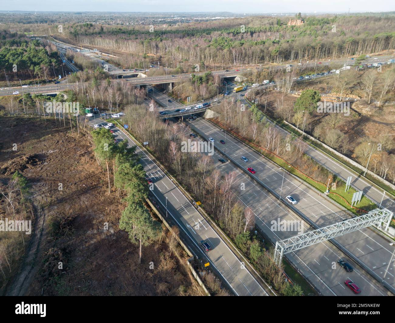 Luftaufnahme der Anschlussstelle 10 (Anschlussstelle A3) der Autobahn M25, Surrey, Großbritannien. (Dez. 2022) Stockfoto