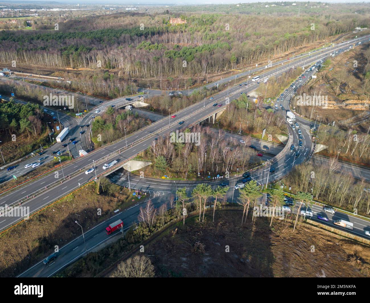 Luftaufnahme der Anschlussstelle 10 (Anschlussstelle A3) der Autobahn M25, Surrey, Großbritannien. (Dez. 2022) Stockfoto