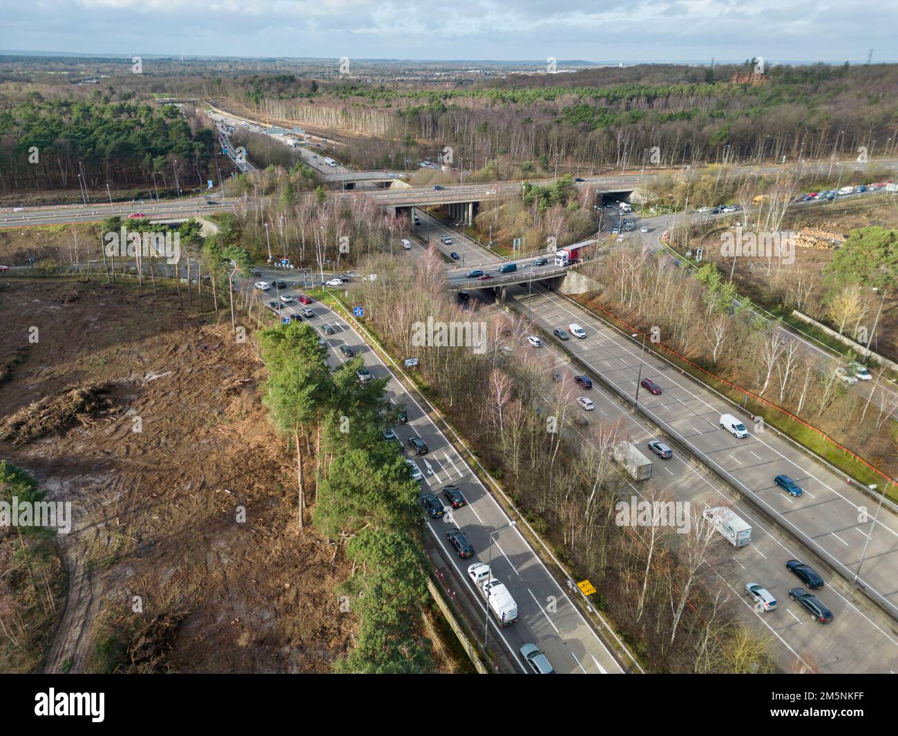 Luftaufnahme der Anschlussstelle 10 (Anschlussstelle A3) der Autobahn M25, Surrey, Großbritannien. (Dez. 2022) Stockfoto