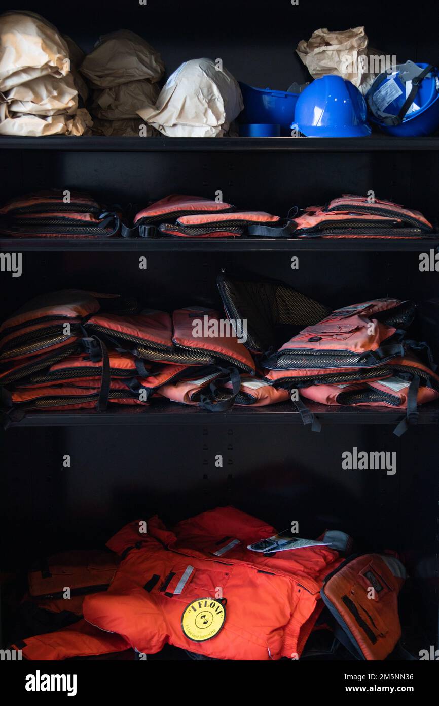 220225-M-SZ243-1108Hard Hüte und Schwimmwesten werden in einem Schließfach im Hafen der Marine Corps Air Station Iwakuni, MCAS Iwakuni, Japan, 25. Februar 2022 aufbewahrt. Seeleute müssen bei der Durchführung von Reparaturen, Routinekontrollen und wichtigen Aufgaben auf dem Hafenpier angemessene Schutzausrüstung tragen. Der Tiefwasserhafen von MCAS Iwakuni spielt eine wesentliche Rolle bei der Versorgung der Einheiten der Flugstation mit der erforderlichen Ausrüstung und bei der Unterstützung verschiedener Schiffe, die durch die Region Indo-Pazifik fahren. Stockfoto