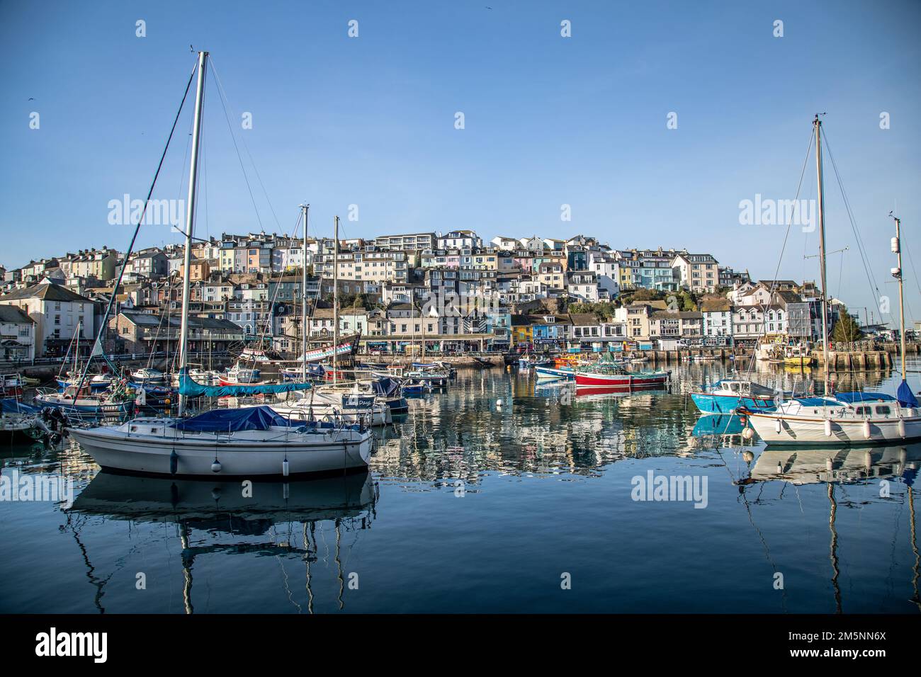 Yachten und Häuser Stockfoto