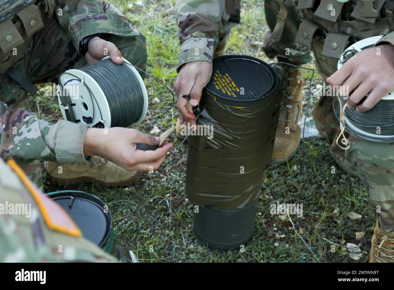 Die kalifornische Nationalgarde hat Kampftechniker des 578. Brigadeingenieurbataillons vorbereitet, die Sprengladungen für Fort Hunter Liggett, Kalifornien, vorbereiten, 25. Februar 2022. Eine Kraterladung wird verwendet, um die Beweglichkeit des Feindes zu unterbinden und zu stören, indem ein Hohlraum im Boden geschaffen wird. Stockfoto