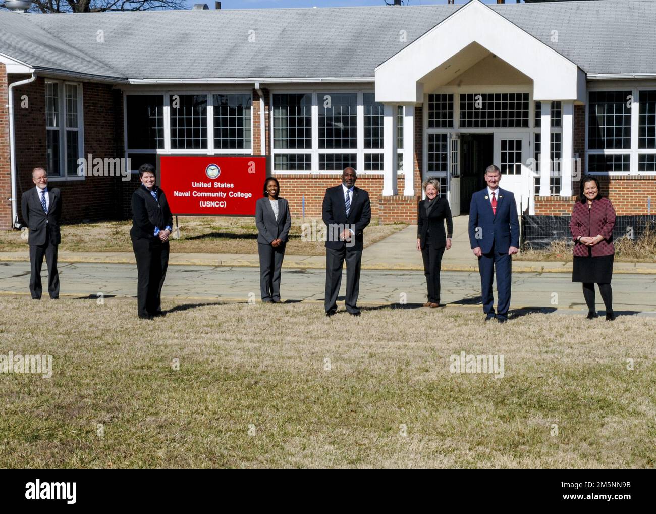 220225-N-YC738-1001 QUANTICO, VA (25. Februar 2022) - Mitglieder der Naval Education Task Force posieren für ein Gruppenfoto, nachdem sie das United States Naval Community College besucht haben, um einen kurzen Überblick über die Geschichte, Gegenwart und Zukunft der Marineausbildung über das USNCC zu erhalten. Ziel der Task Force ist es, darüber zu informieren, wie das Marineministerium sein Personal besser auf die bestehenden Bedrohungen und die Einsatzbedingungen der Gegenwart und Zukunft vorbereiten kann. Das USNCC ist das Community College der Navy, des Marine Corps und der Küstenwache und bietet eine Gelegenheit für aktive dienstverpflichtete Matrosen, Ma Stockfoto
