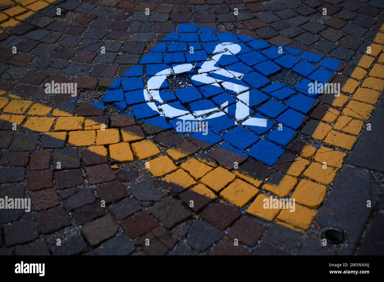 Reserviert für Rollstühle, Schwerbehinderte, Markierung auf dem Bürgersteig, Ortisei, Val Gardena, Südtirol, Italien Stockfoto