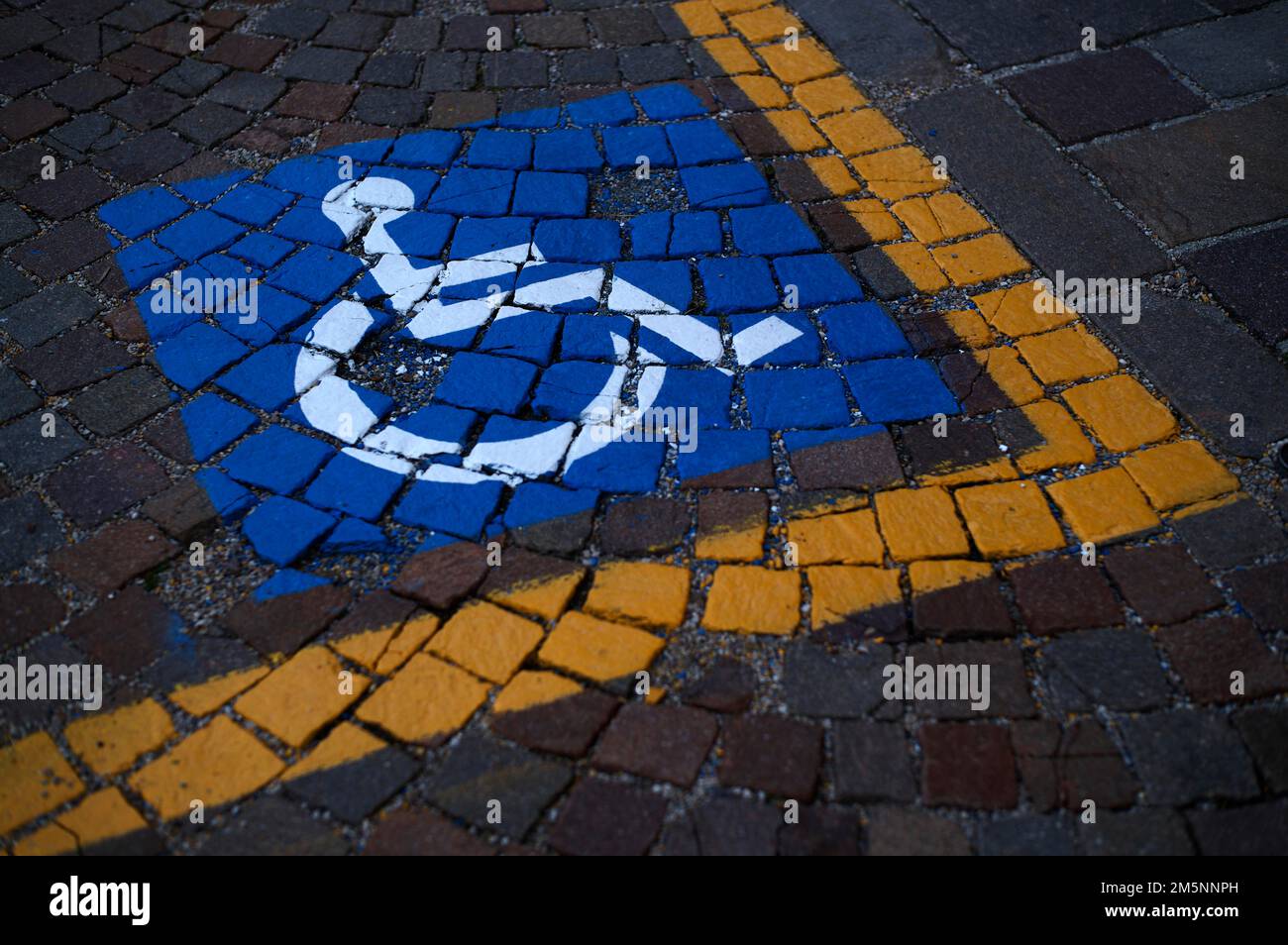 Reserviert für Rollstühle, Schwerbehinderte, Markierung auf dem Bürgersteig, Ortisei, Val Gardena, Südtirol, Italien Stockfoto