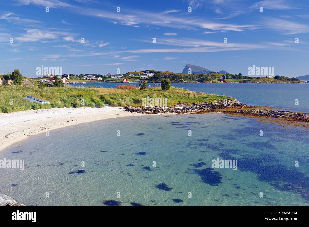 Kristallklare Buchten und Sandstrände in Sommaroy, Sommer, Urlaub, Troms Og Finnmark, Norwegen Stockfoto