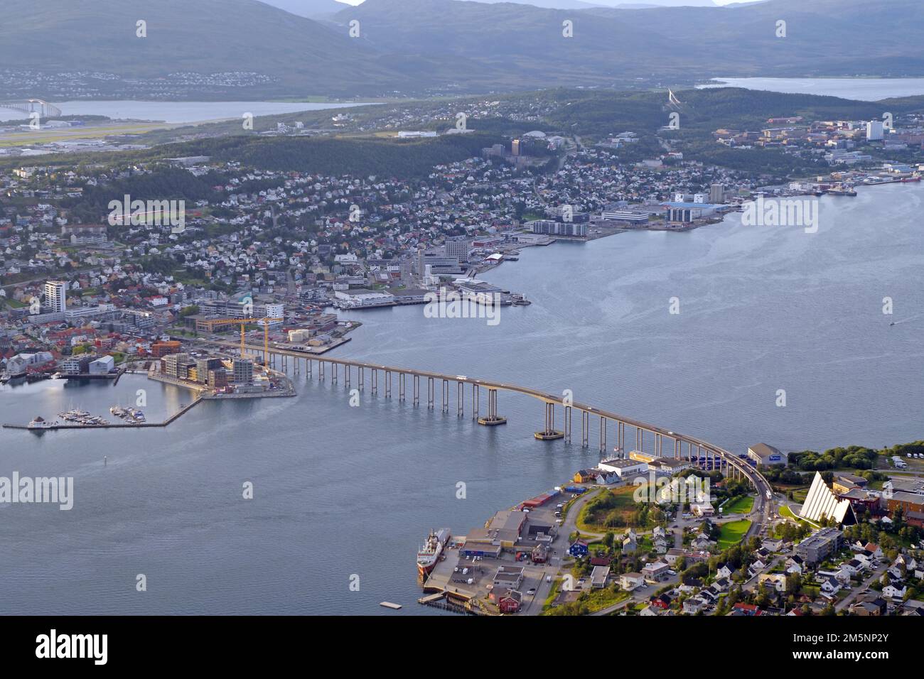 Blick über die Eismeerkathedrale, Fjellheisen, Brücke und Tromsoe City, Troms Og Finnmark, Norwegen Stockfoto