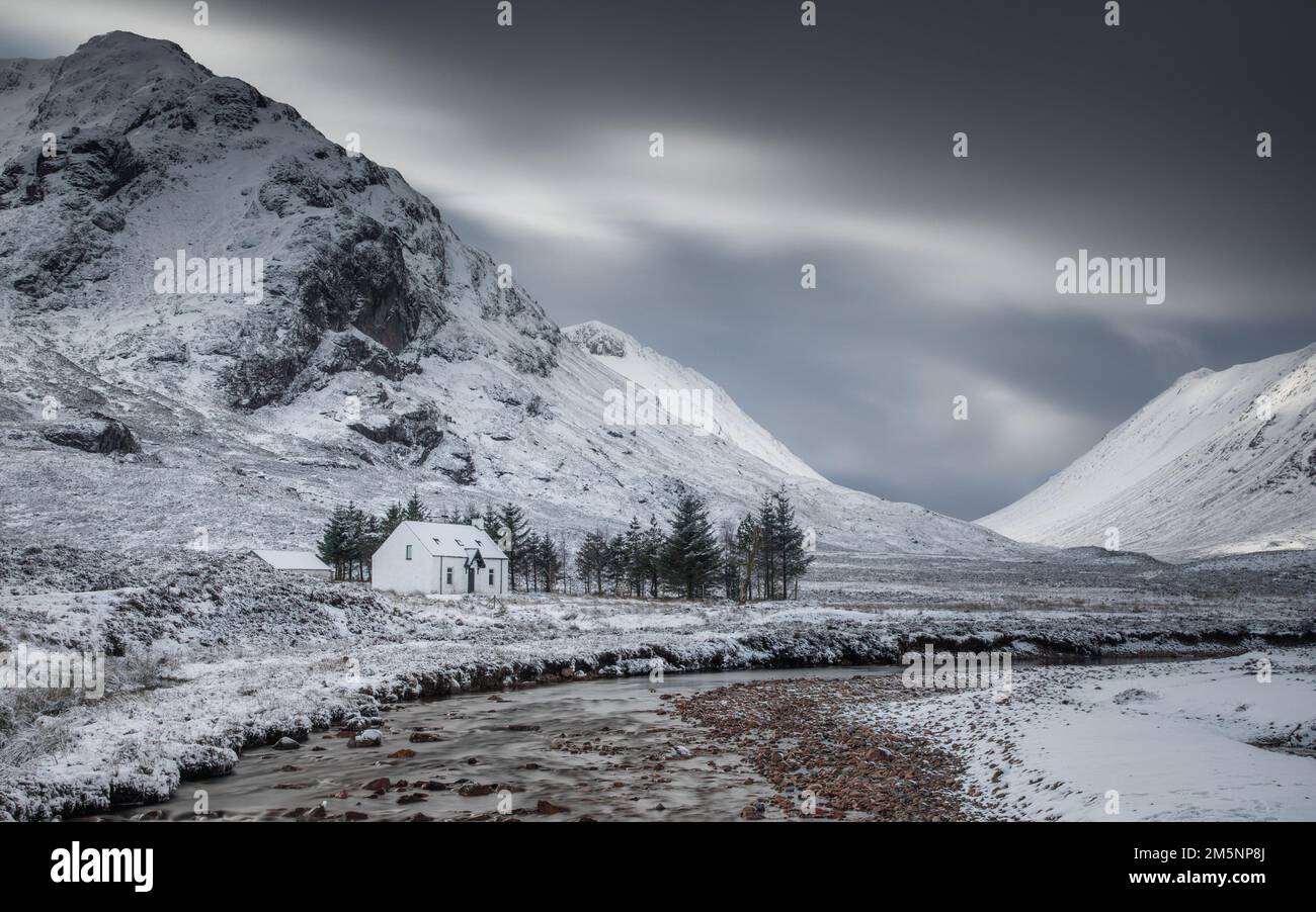 Glencoe-Winterszene in den schottischen Highlands. Schneebedeckte Landschaft und Landschaften in den Bergen in der Nähe von Loch Ness und Fort William. Stockfoto