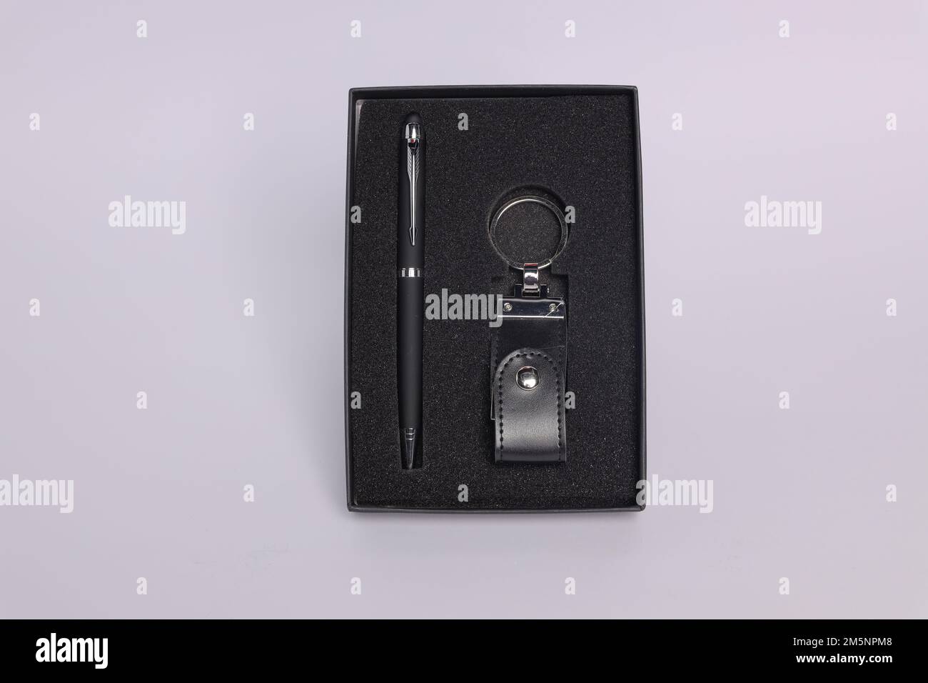 Individuelles Bild einer Geschenkbox, personalisierter Metallstift mit mobilem Eingabestift, Schlüsselanhänger aus Leder, schwarzes Farbkonzept Corporate gi Stockfoto