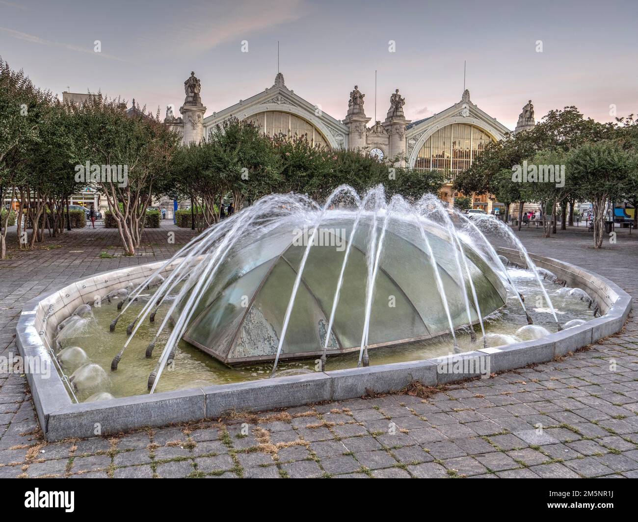 Brunnen im Park Jardin Leonard de Vinci vor dem Bahnhof Gare de Tours, Tours, Departement Inde-et-Loire, Regionenzentrum, Frankreich Stockfoto