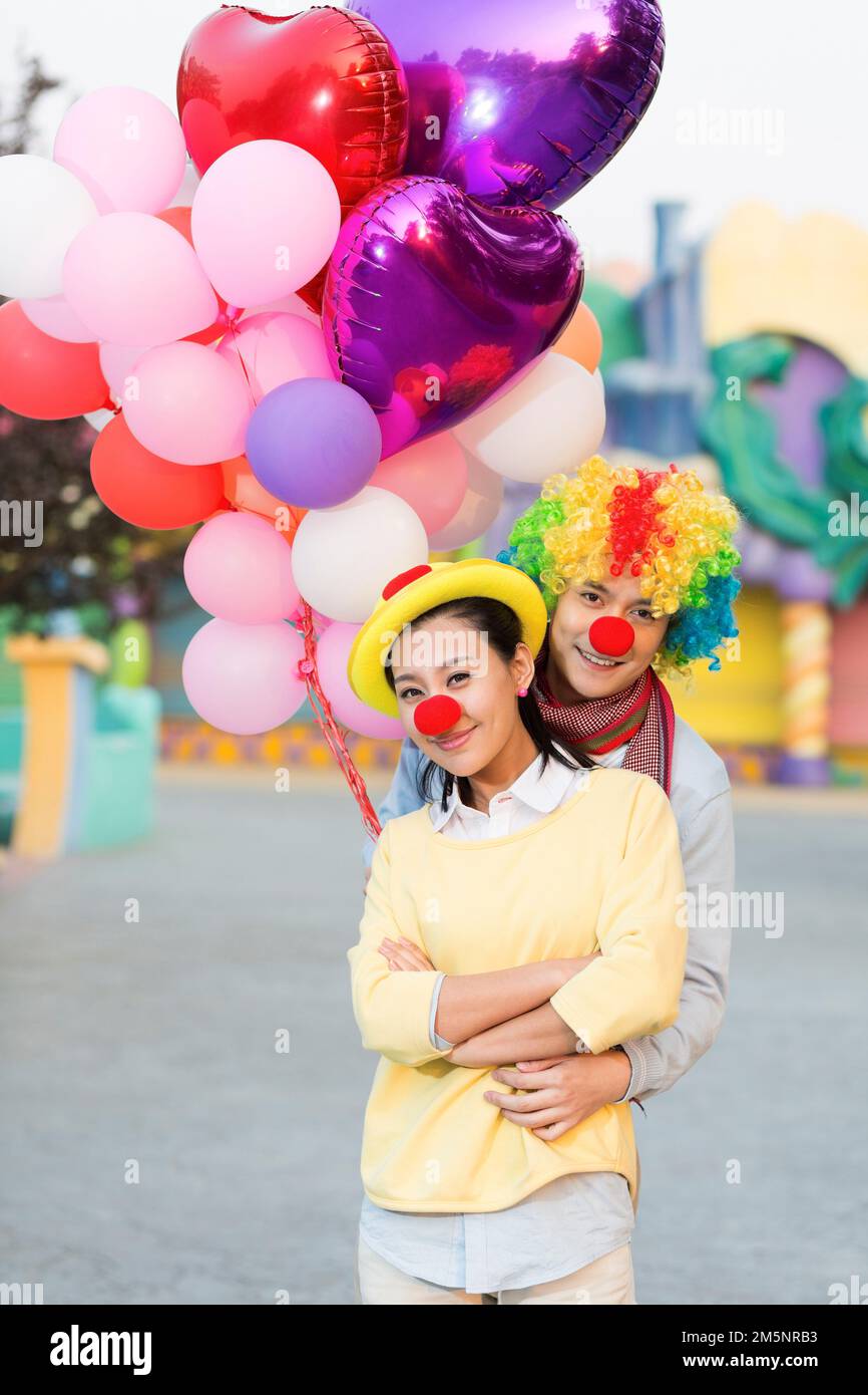 Junge Paare zum Spielen im Vergnügungspark Stockfoto
