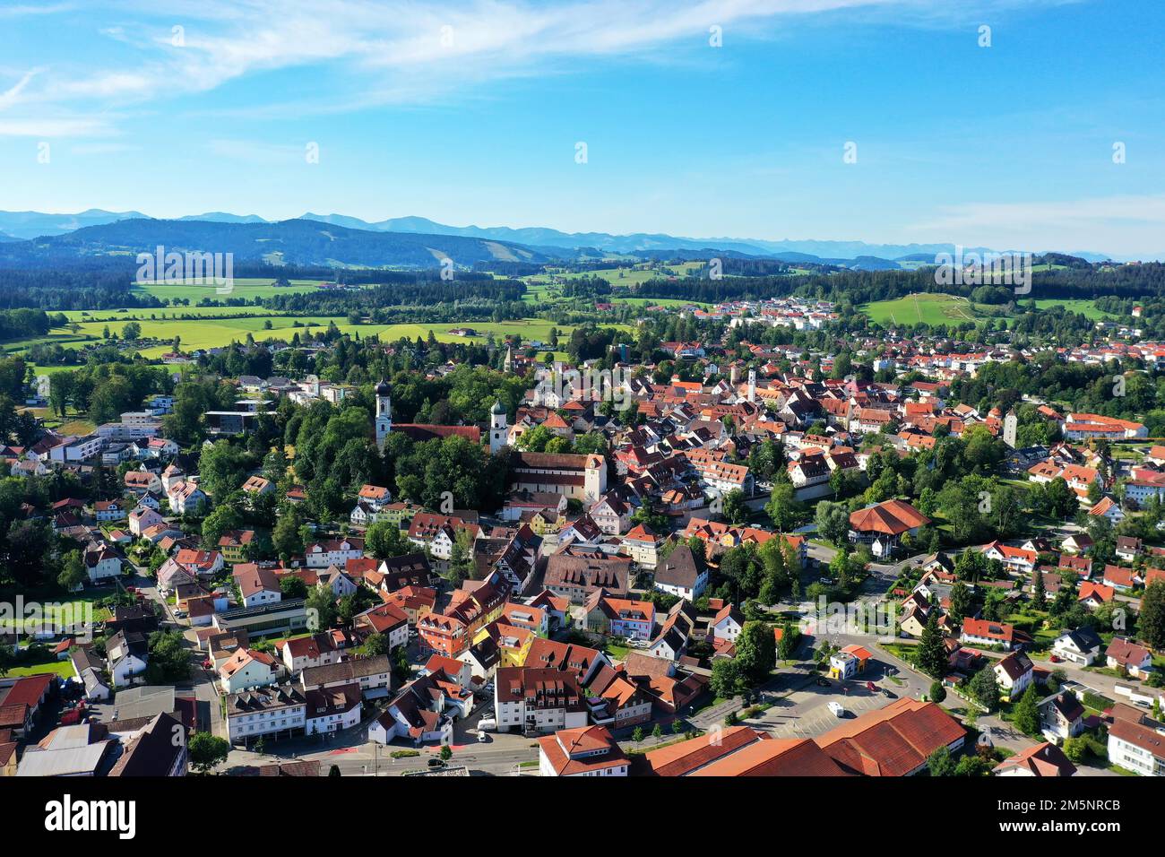 Blick auf Isny im Allgaeu aus der Vogelperspektive mit Blick auf das Schloss und die historische Altstadt. Isny im Allgaeu, Ravensburg, Tuebingen, Baden-Württemberg Stockfoto