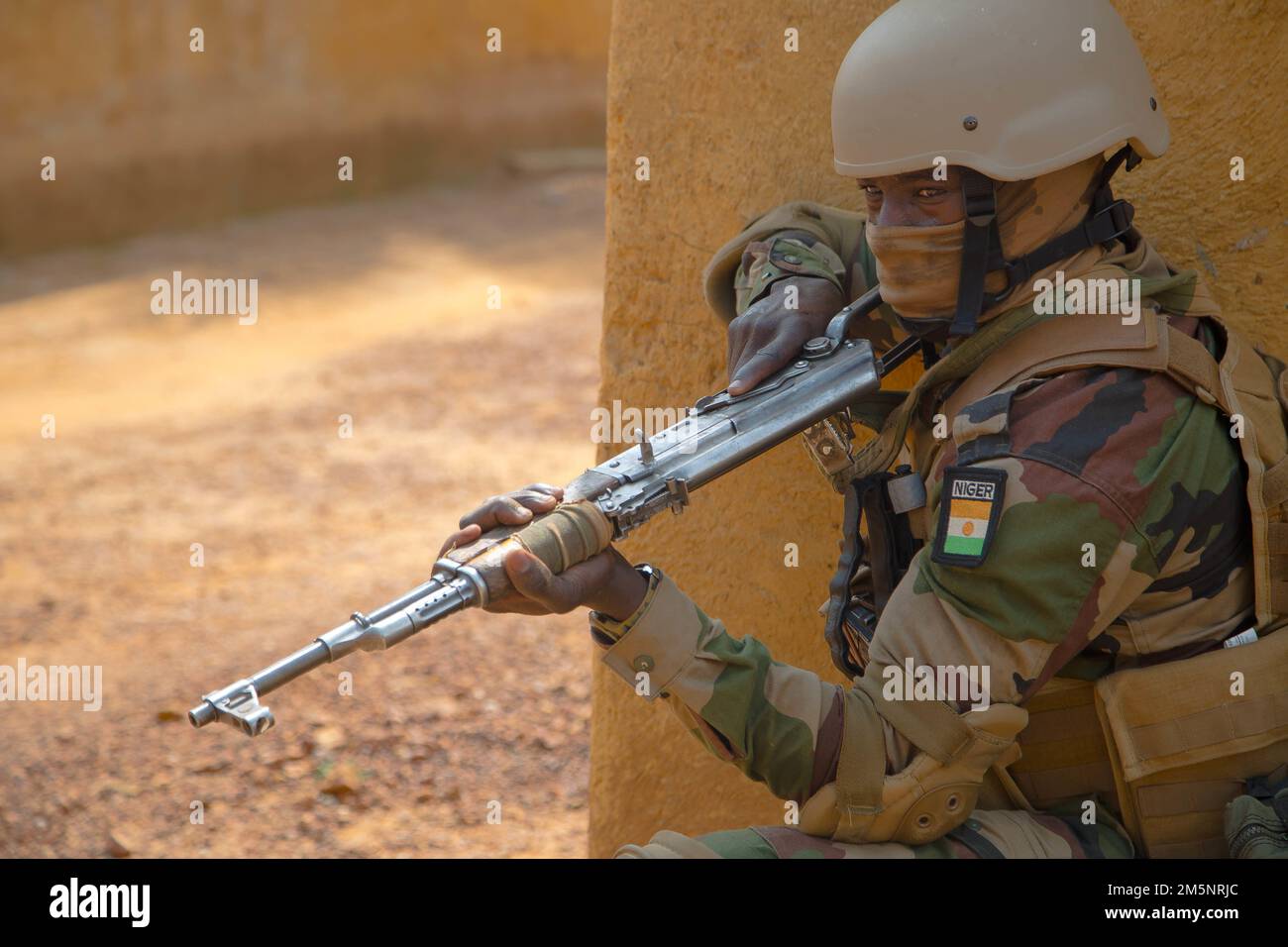 Niger Special Forces Soldier zieht Sicherheitskräfte ab und erhält das Situationsbewusstsein während des taktischen urbanen Geländebewegungstrainings in Flintlock 2022 nahe Abidjan, Côte d'Ivoire, 26. Februar 2022. Flintlock ist Ausdruck des beiderseitigen Engagements zur Bekämpfung bösartiger Aktivitäten und gewalttätiger Extremisten in der gesamten Region trotz der Herausforderungen, einschließlich COVID-19. Es handelt sich um eine jährliche, von Afrika geführte, kombinierte Militär- und Strafverfolgungsmaßnahme, die seit 2005 in Partnerschaft mit internationalen Sondereinsatzkräften die wichtigsten Partner-Nation-Kräfte in ganz Afrika gestärkt hat. Stockfoto