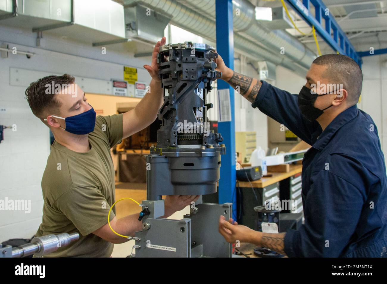 Staff Sgt. Paul Satala, 477. Wartungs-Geschwader, Rüstungstechniker und Technik. Sgt. Matias Castro, 477. Wartungs-Geschwader, Rüstungswartung, Zerlegung der M61A2 20mm Gatling-Waffe am 26. Februar 2022, Joint Base Elmendorf-Richardson, Alaska. Die M61A2 ist Teil des Waffensystems des F-22 Raptor. Stockfoto