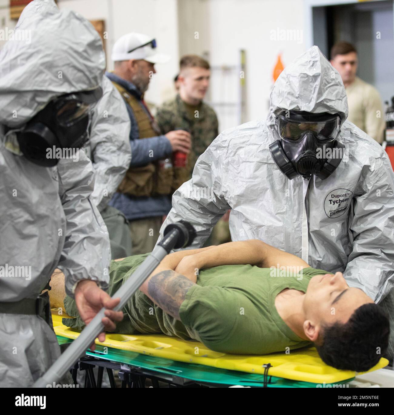 USA Marines bei Bravo Company der Chemical Biological Incident Response Force (CBIRF) mit Sitz in Indian Head, MD., theoretisch trainieren die USA Armeesoldaten mit 95. Kompanie, 17. Kampfstützungsbataillon, auf der gemeinsamen Basis Elmendorf-Richardson, Alaska, wie man Personal unter extremen Kältebedingungen während der Übung Arctic Eagle-Patriot 22 im Anchorage Fire Training Center in Anchorage, Alaska, am 26. Februar dekontaminiert, 2022.Joint Exercise Arctic Eagle-Patriot 2022 erhöht die Fähigkeit der Nationalgarde, in rauen, extrem kalten Umgebungen in Alaska an zu operieren Stockfoto