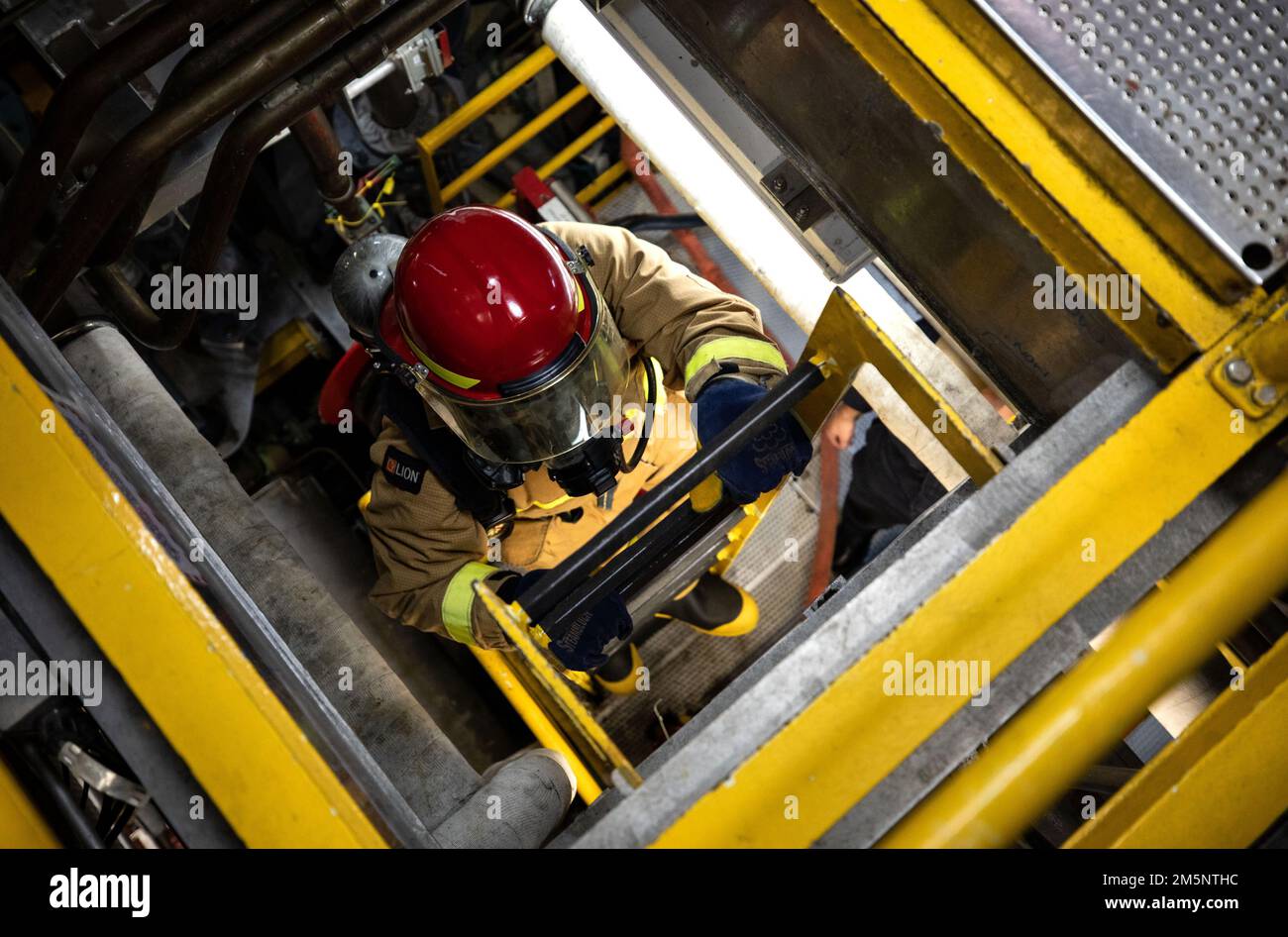 220226-N-LI768-1108 MANILA, Philippinen (26. Februar 2022) – Mineman 2. Klasse Joseph Wenzinger aus Las Vegas klettert während des Schadenskontrolltrainings an Bord des Kampfschiffs USS Tulsa (LCS 16) der Independence-Variant littoral auf eine Leiter im Hauptmaschinenraum Nummer eins. Tulsa, Teil der Destroyer Squadron (DESRON) 7, befindet sich in einem Rotationseinsatz und ist im US-amerikanischen 7.-Flottengebiet tätig, um die Interoperabilität mit Partnern zu verbessern und als einsatzbereite Einsatztruppe zur Unterstützung einer freien und offenen Region Indo-Pazifik zu dienen. Stockfoto