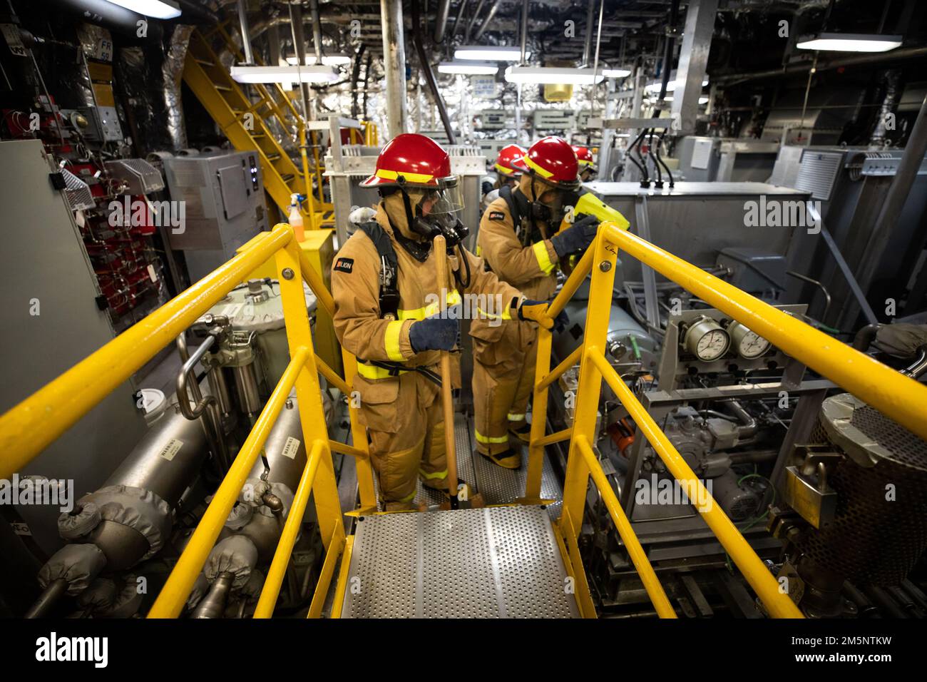 220226-N-LI768-1064 MANILA, Philippinen (26. Februar 2022) – Matrosen suchen während des Schadenskontrolltrainings an Bord des Küstenschiffes USS Tulsa (LCS 16) nach Hotspots im Hauptmaschinenraum Nummer eins. Tulsa, Teil der Destroyer Squadron (DESRON) 7, befindet sich in einem Rotationseinsatz und ist im US-amerikanischen 7.-Flottengebiet tätig, um die Interoperabilität mit Partnern zu verbessern und als einsatzbereite Einsatztruppe zur Unterstützung einer freien und offenen Region Indo-Pazifik zu dienen. Stockfoto