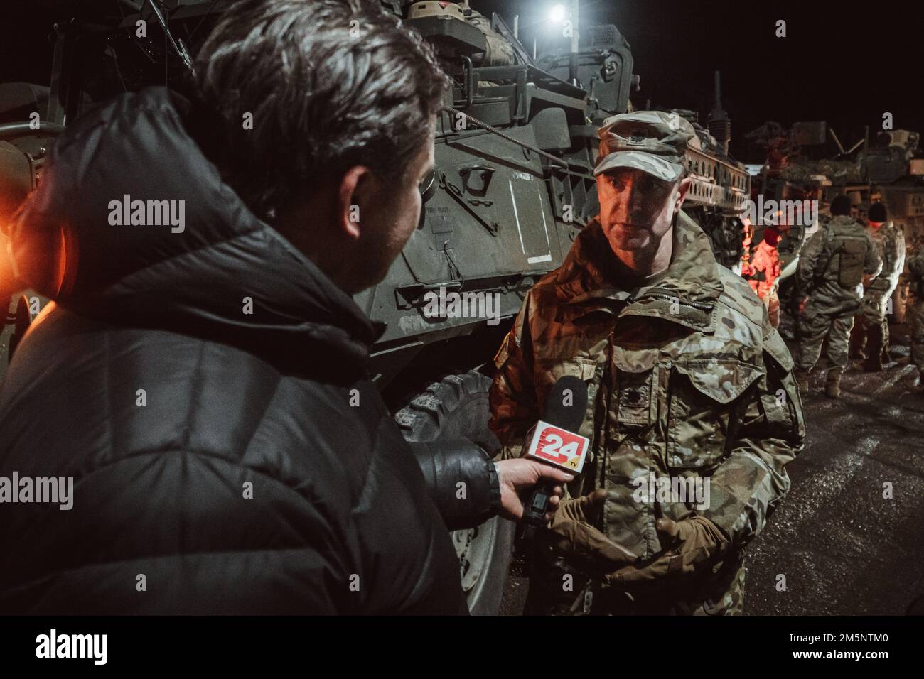USA Oberstleutnant Mark Bush, Befehlshaber, 3. Geschwader, 2D. Kavallerie-Regiment, wird von lettischen Medien interviewt, nachdem er und seine Einheit die lettische Grenze überquert haben, während des Saber-Streiks 22 am 26. Februar 2022 auf einem taktischen Weg marschiert. Unter dem Kommando und der Kontrolle des V-Korps führte das Regiment einen taktischen wintermarsch über 1.500 km von Deutschland nach Lettland durch, um seine Fähigkeit zu demonstrieren, sich in einem strengen Umfeld einzusetzen, multinationale Beziehungen zu fördern und die Interoperabilität mit seinen NATO-Alliierten und -Partnern zu verbessern. Stockfoto