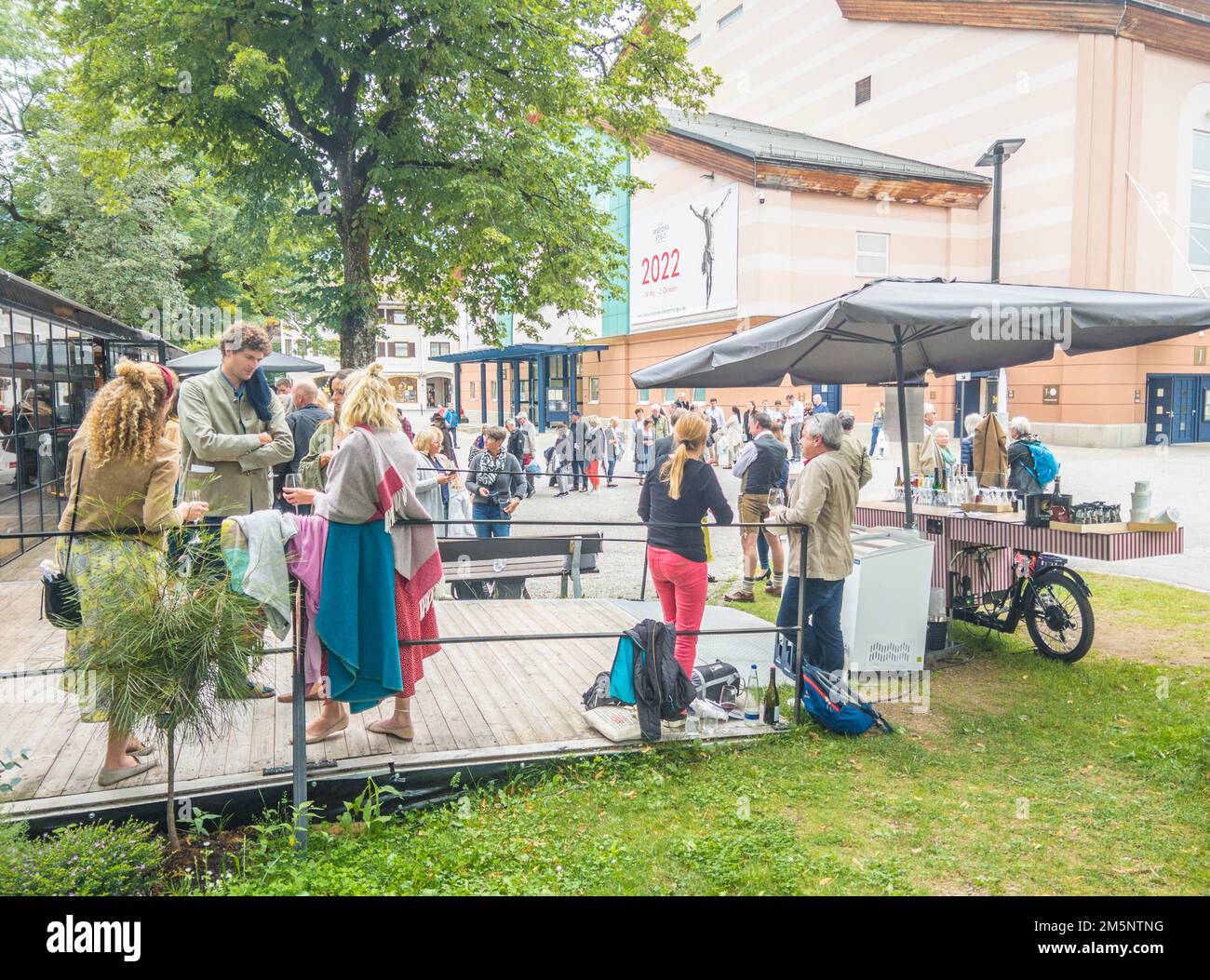 Während der Pause vor dem Passionsspielhaus, Oberammergau Passionsspiel 2022 Stockfoto