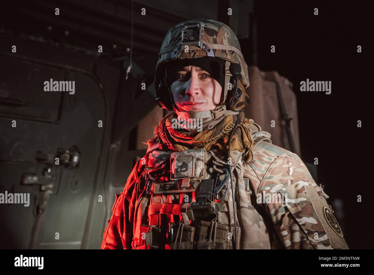 EIN US-AMERIKANISCHER Der Soldat der Armee ist dem 3. Geschwader, 2D. Kavallerie-Regiment zugeteilt und beaufsichtigt das Auftanken von gepanzerten Stryker-Fahrzeugen während eines Zwischenstopps nach Überquerung der lettischen Grenze während des Saber-Streiks 22 am 26. Februar 2022 auf einer taktischen Straße. Unter dem Kommando und der Kontrolle des V-Korps führte das Regiment einen taktischen wintermarsch über 1500 km von Deutschland nach Lettland durch, um seine Fähigkeit zu demonstrieren, sich in einem strengen Umfeld einzusetzen, multinationale Beziehungen zu fördern und die Interoperabilität mit seinen NATO-Alliierten und -Partnern zu verbessern. Stockfoto