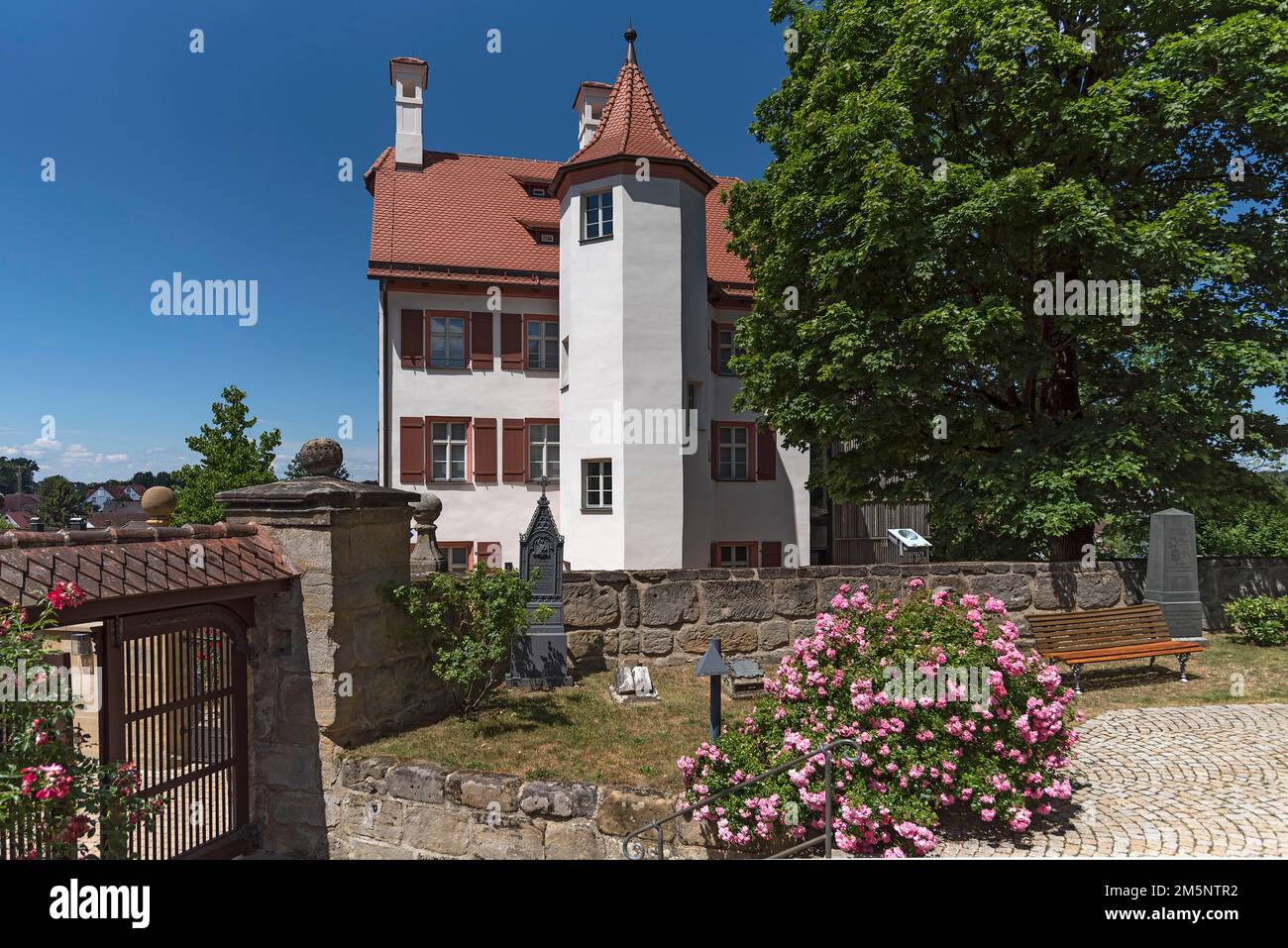 Die Weiße Burg aus dem Jahr 1471, heute als Museum genutzt, Heroldsberg, Mittelfrankreich, Bayern, Deutschland Stockfoto