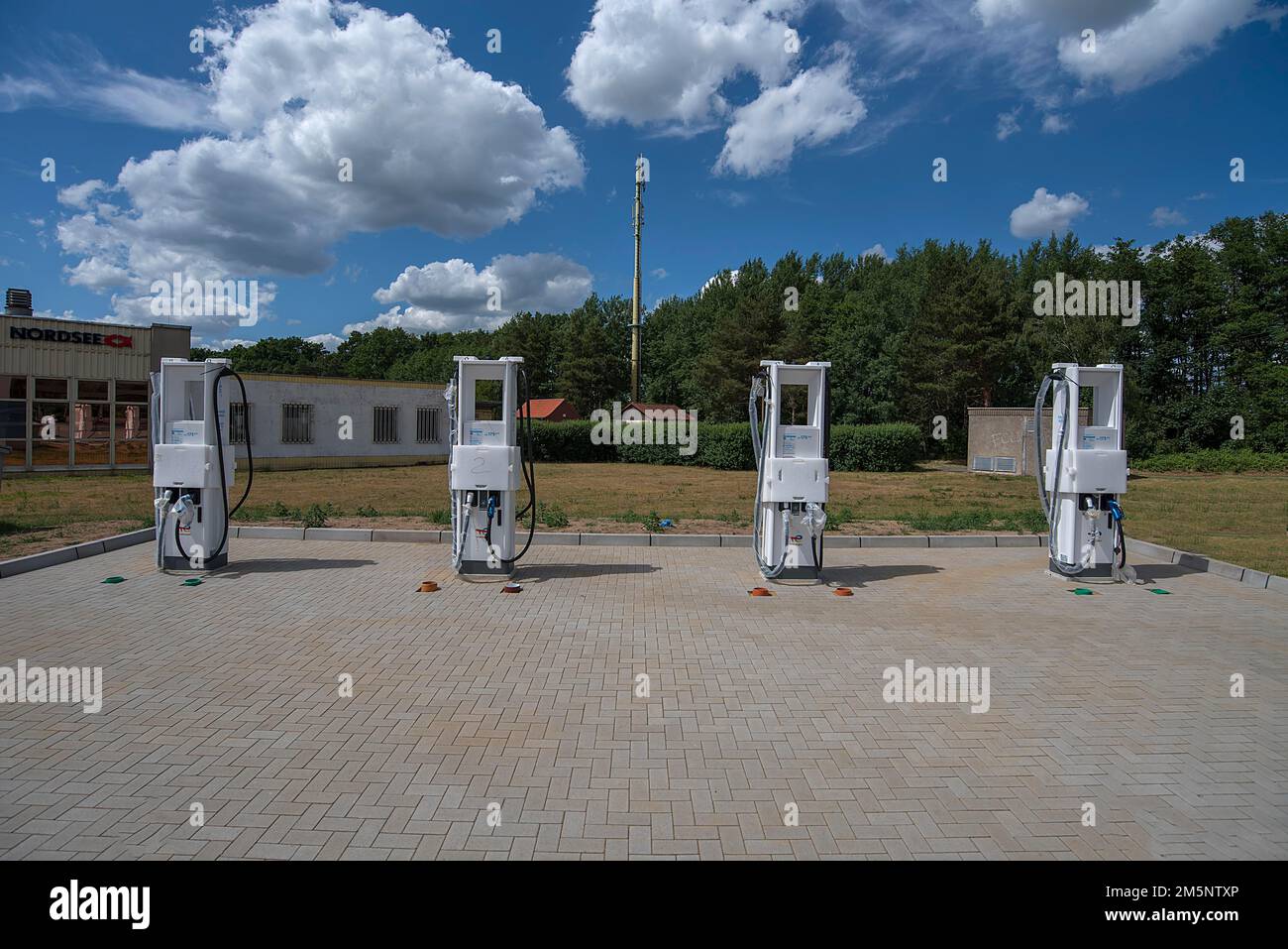 Vier Ladestationen für Elektroautos in einem Rastplatz auf Der Autobahn A 20 Berlin-Hamburg, Mecklenburg-Vorpommern Stockfoto