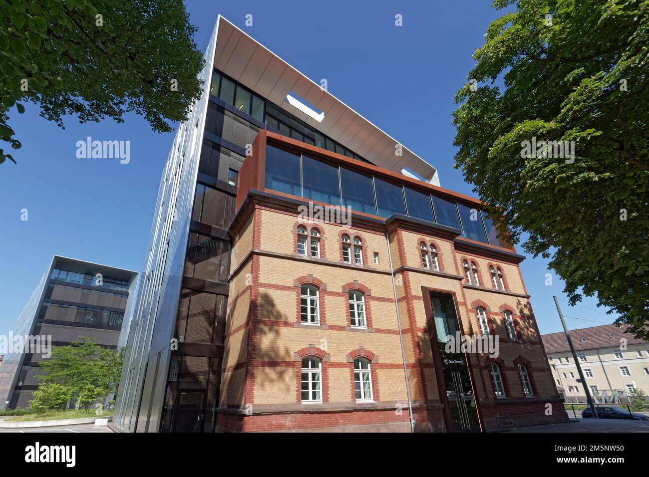 Historisches Gebäude integriert in das moderne Bürogebäude von SOP Architekten, Grant Thornton AG Deutschland, Auditing Company, Düsseldorf Stockfoto