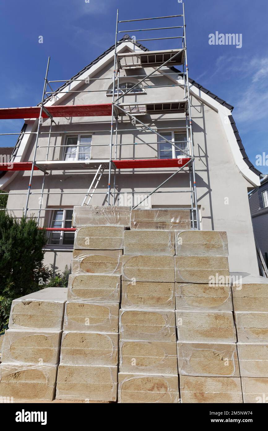 Steinwolle-Dämmplatten, gestapelt vor einem Einfamilienhaus, Kälte- und Hitzedämmung, Renovierung alter Gebäude, Düsseldorf, Nord Stockfoto