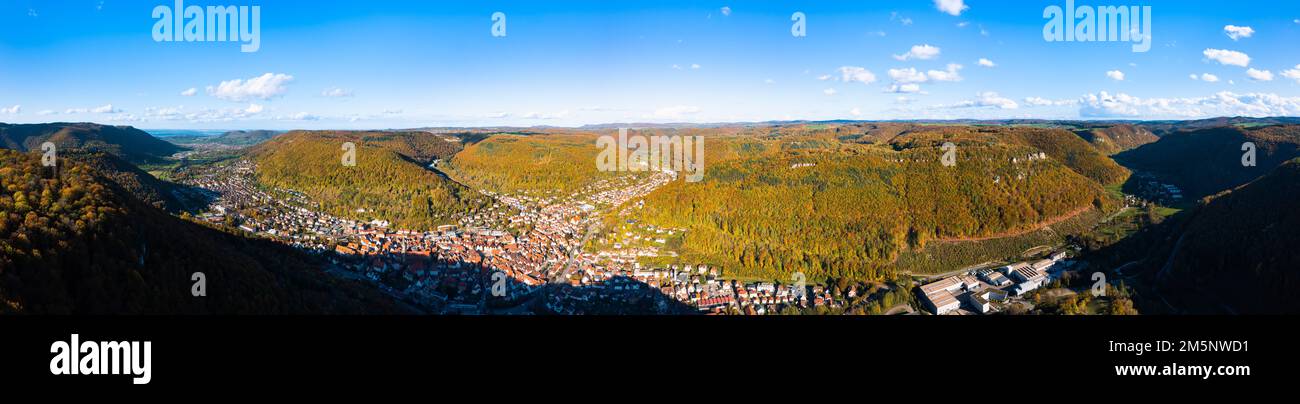 Bad Urach aus der Vogelperspektive vor der Berglandschaft der Schwäbischen Alb Stockfoto